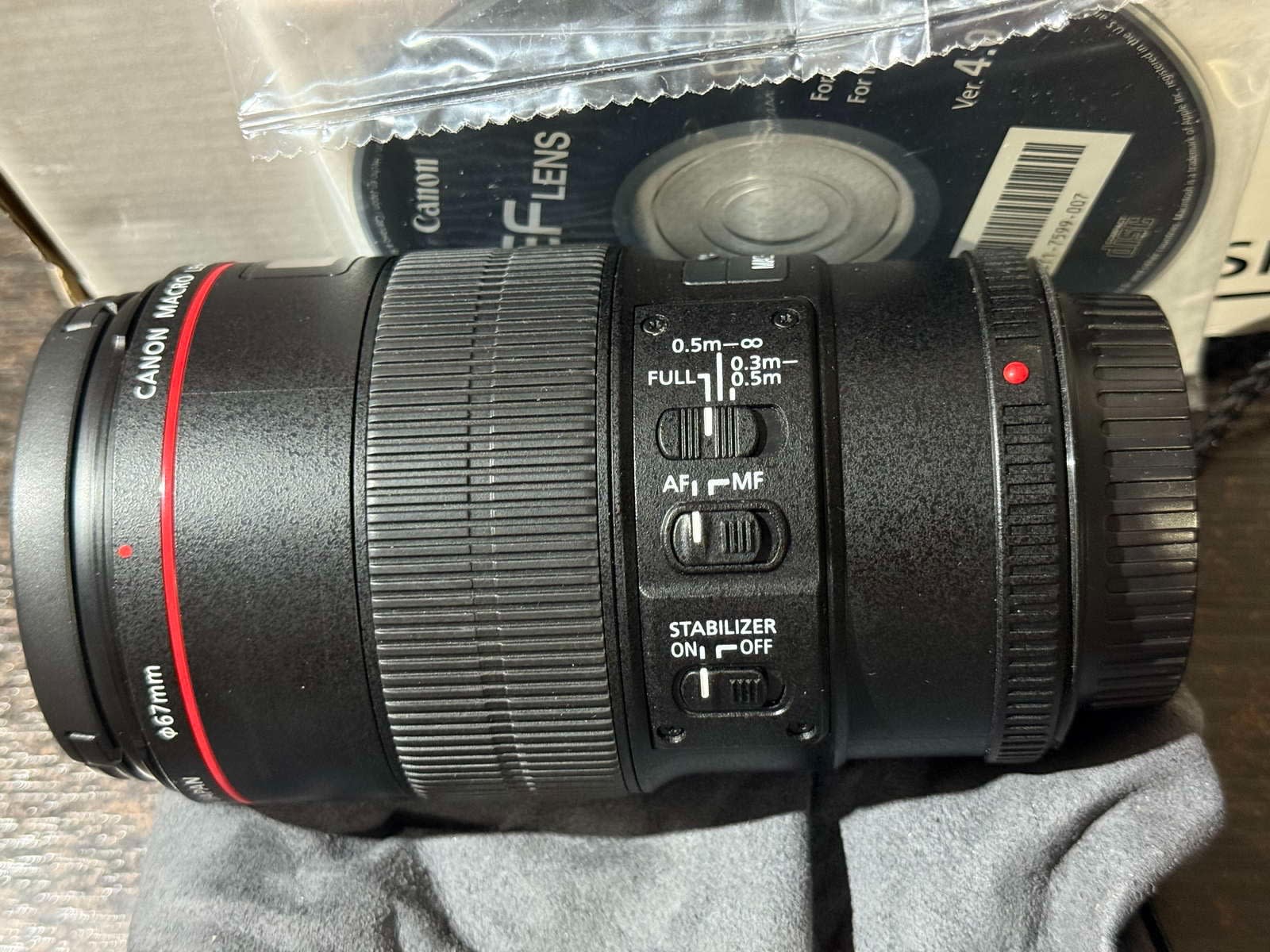 LIKE NEW Canon EF 100mm F2.8L IS USM MACRO LENS