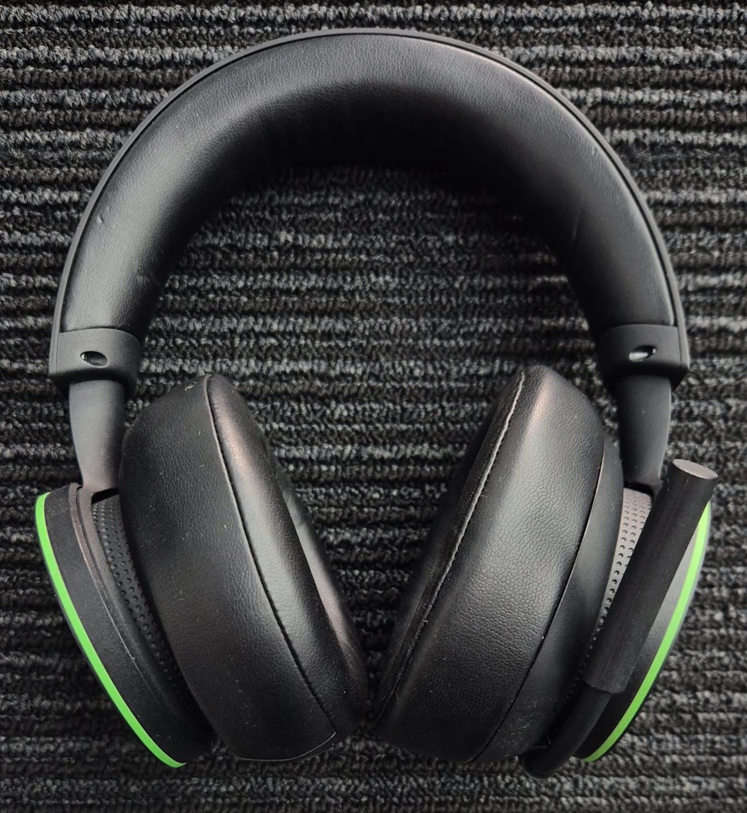 Microsoft Xbox Series X 1Tb Game Console with Controller & Headphones