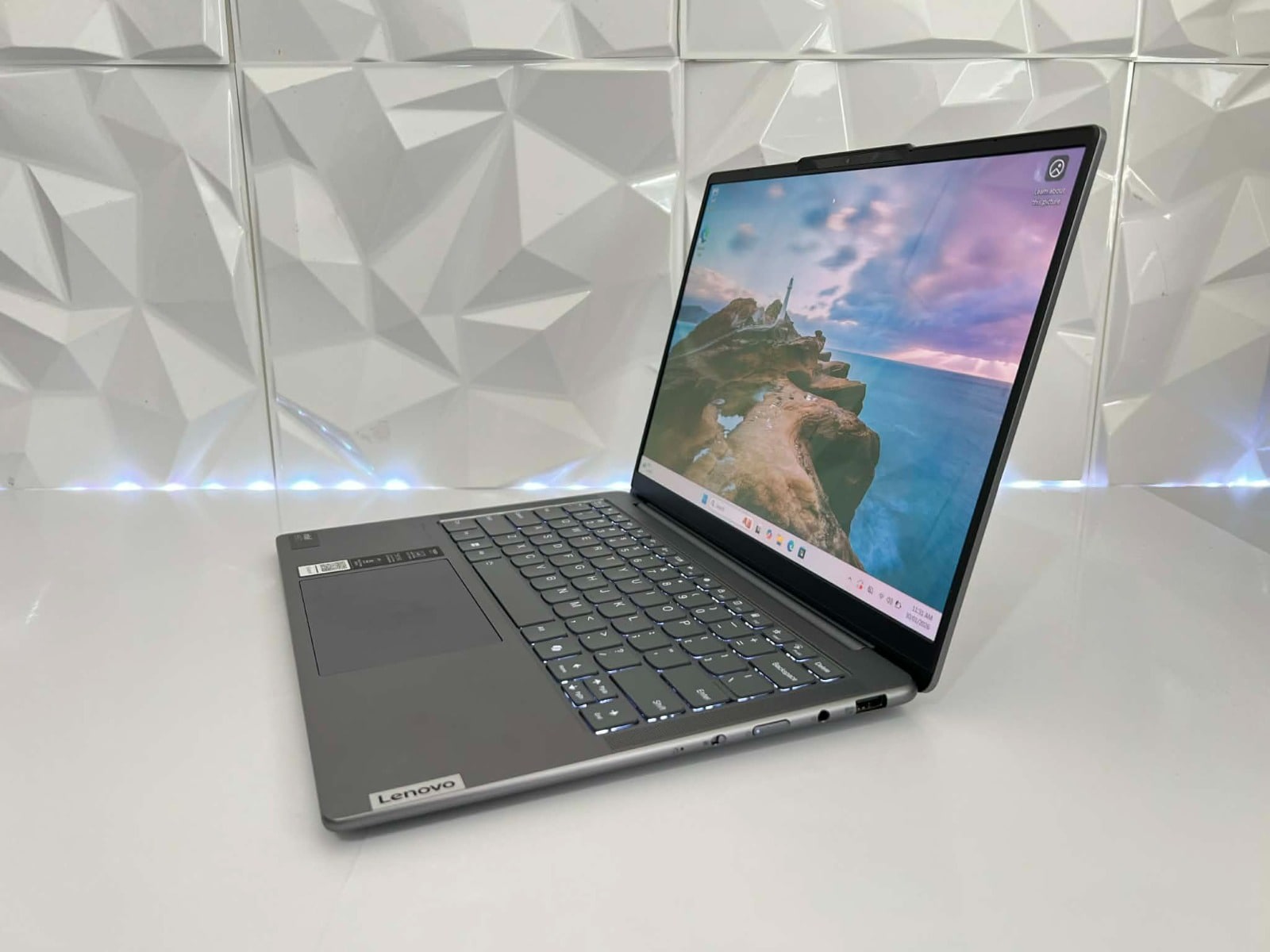 Lenovo Yoga Slim 7 Laptop - Ultra 7 155H - 32GB RAM - 1TB SSD - OLED