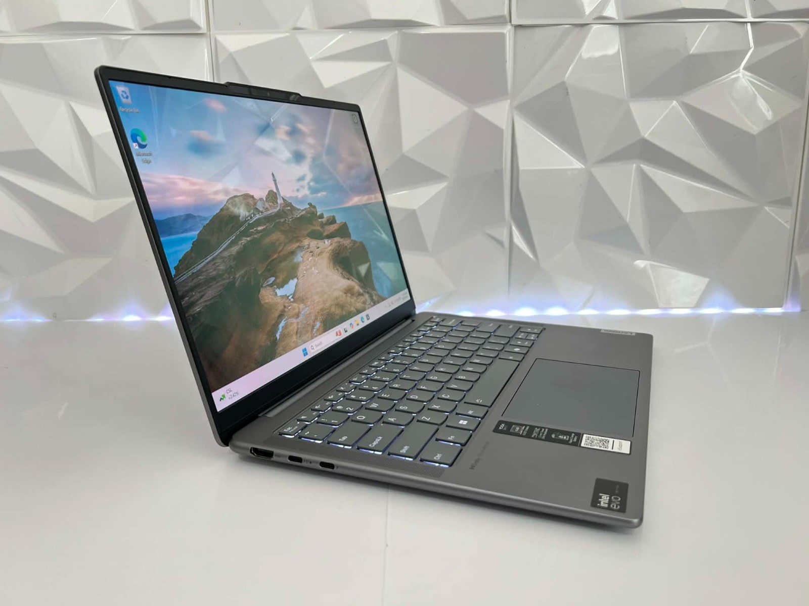 Lenovo Yoga Slim 7 Laptop - Ultra 7 155H - 32GB RAM - 1TB SSD - OLED