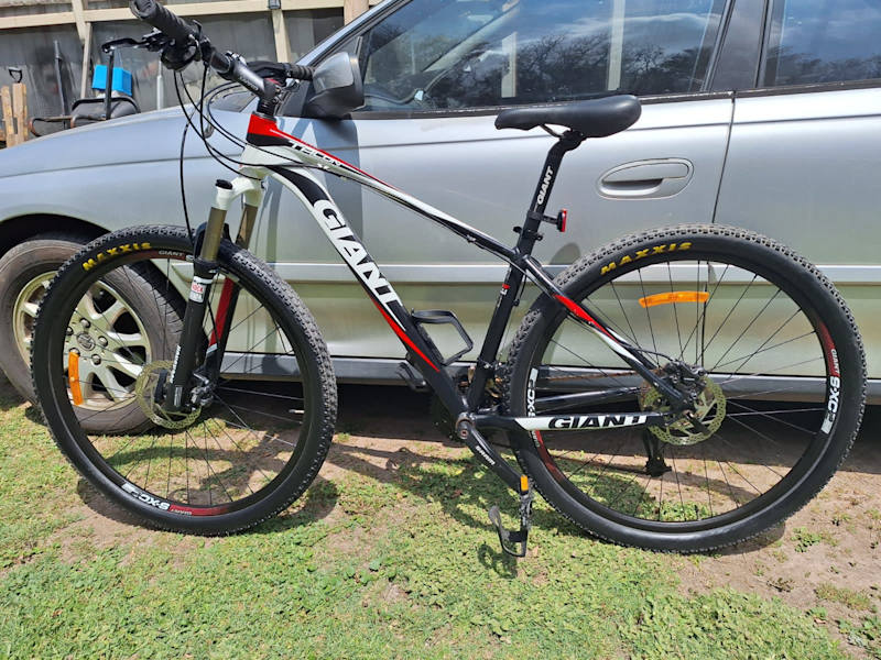 29 Series Giant Talon mens mountain bike