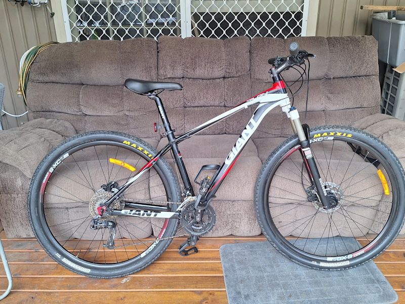 29 Series Giant Talon mens mountain bike