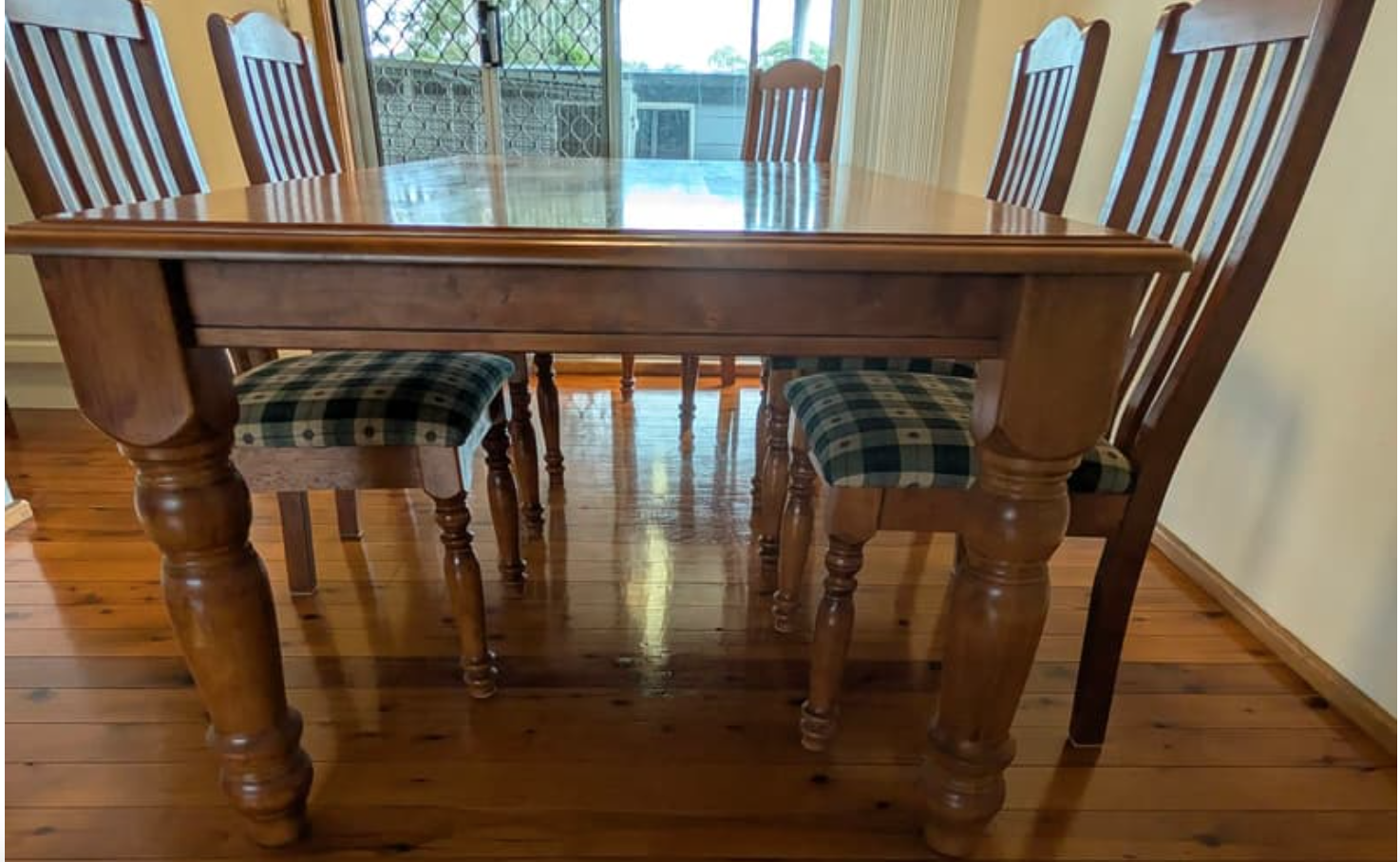 Dining room oom table with 6 padded chairs